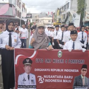 Pelajar SMPN 4 Parepare Tampil Memukau dalam Lomba Gerak Jalan HUT RI ke-79