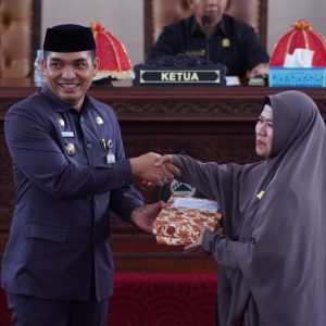 Hadiri Rapat Paripurna DPRD, Sekda Takalar Serahkan Dokumen Rancangan Perubahan KUA-PPAS TA 2024