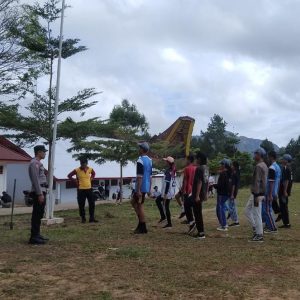 Persiapan Upacara Peringatan HUT RI ke-79, Bhabinkamtibmas Polres Tator Bersama Babinsa Latih Paskibra di Kecamatan