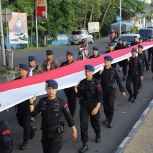 Personel Brimob Arak Bendera Merah Putih  Panjang 79 Meter di Parepare