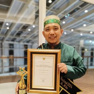 Terima Penghargaan dari Kemenkes, Kabag SDM RS Regional Hasri Ainun Habibie Dinobatkan sebagai Nakes Teladan Nasional 2024