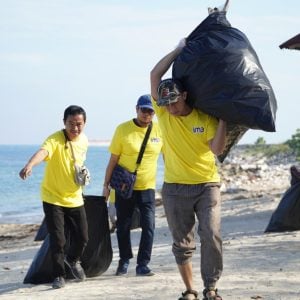 Indosat Dukung Pengendalian Pencemaran Sampah Laut Melalui Aksi Bersih Pantai di Pulau Lae-lae