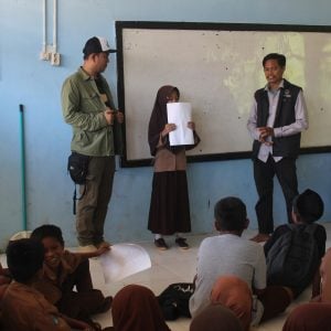Dispusip Mamuju Lakukan Pendampingan Mahasiswa KKN UGM dalam Program Literasi di Pulau Karampuang