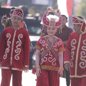 Pj Gubernur Sulbar Bahtiar dan Keluarga Hadir Kenakan Baju Adat Kalumpang di Ucapan HUT RI Ke-79