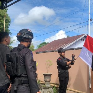 Patroli di Bulan Kemerdekaan RI, Brimob Bone Bagi-bagi Bendera Gratis