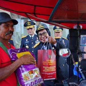 Kanwil Kemenkumham Sulsel Bagikan Paket Sembako ke Masyarakat