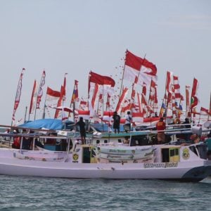 Brimob Bone Ambil Bagian Dalam Kegiatan Pembentangan Bendera Di Gusung Tangkulara