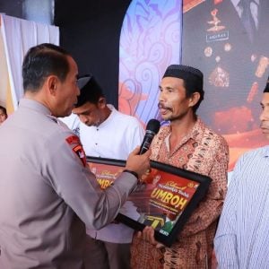 Kapolda Sulsel Beri Hadiah Umroh Gratis 10 Orang Penggali Kubur dan Pemandi Jenazah