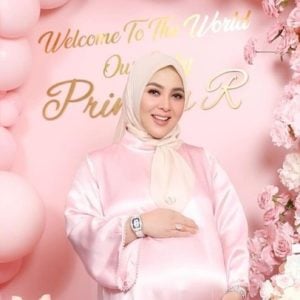 Syahrini Umumkan Kelahiran Anak Pertama