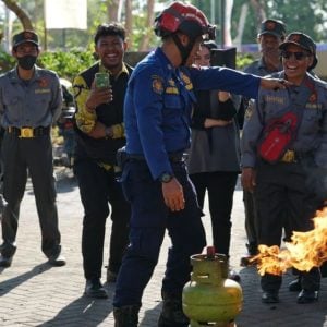 Satpol PP dan Damkarmat Makassar Latih Satlinmas Tangani Kebakaran Tabung Gas