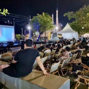 Pengunjung Nikmati Malam Minggu di F8 Makassar 2024, Nonton Film Sambil Makan Pisang Epe