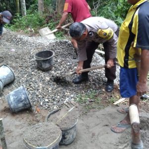 Bhabinkamtibmas Polres Tator Gotong Royong Bersama Warga