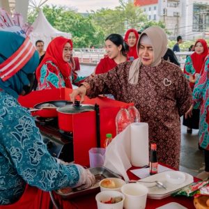 Kolaborasi dengan PKK Kota Makassar, Royco Ibu Juara Sukses Olah Ikan Bolu Jadi Makanan Bernutrisi