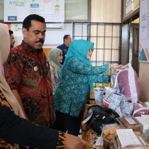 Pj Bupati Serahkan Bantuan Kepada Kelompok Usaha Tim TP PKK Kabupaten Pinrang