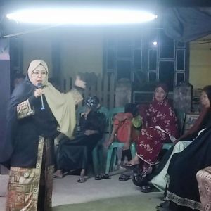 Bawakan Tausiah, Erna Rasyid Taufan Sentuh Hati Warga Lumpue