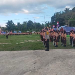 Bhabinkamtibmas Polres Tator Beri Pendampingan dan Penyuluhan Kamtibmas di Kemah Bakti