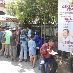 Gandeng UMKM, Relawan Muda Seto-Kiki Bagi Makan Siang Gratis untuk Warga