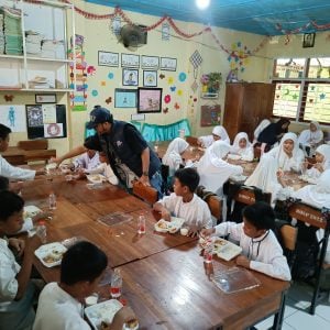 Kapolda Sulsel Bagikan Makan Gratis Murid SD Pannara