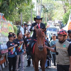 Kenang Sejarah Bacukiki, Anggota DPRD Terpilih Parepare Jusvari Genda Hadiri Pelantikan dengan Berkuda