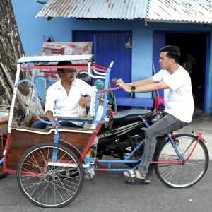 Tulus dan Merakyat ANH Sapa Pengayuh Becak, Sebelum Tunaikan Salat Jumat