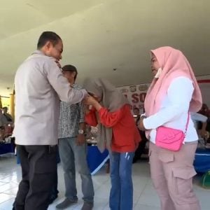 Polda Sulsel Gelar Bakti Sosial di Soppeng, 11 Warga Dapat Umrah Gratis dari Irjen Pol Andi Rian