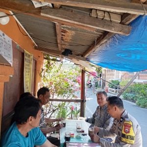 Jalin Silahturahmi, Bhabinkamtibmas Kelurahan Totaka Rutin Patroli Dialogis