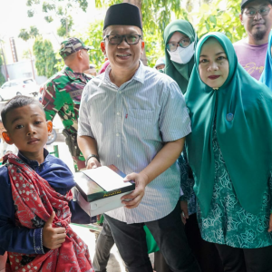 Camat Rappocini Bersama Ketua TP PKK Hadiri Kegiatan Bakti Sosial di Masjid At Taubah