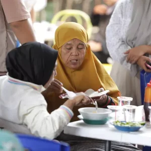 Relawan Muda Seto-Kiki  Bagikan Makan Siang Gratis