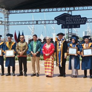 Sandiaga Uno Apresiasi Poltekpar Wisuda di Pantai Losari