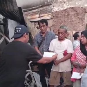 Ringankan Beban Warga, Mantan Kapolda Sulsel Irjen Pol Andi Rian Bantu Korban Kebakaran di Makassar