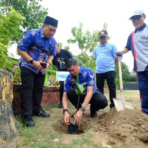 Peringatan HSN di Ponpes Sulhas, Bupati Gowa Tanam Pohon  