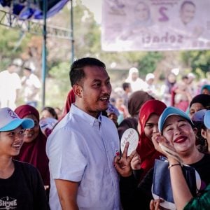 Seto Susuri Lorong Pemukiman, Warga Rebutan Foto dan Salaman