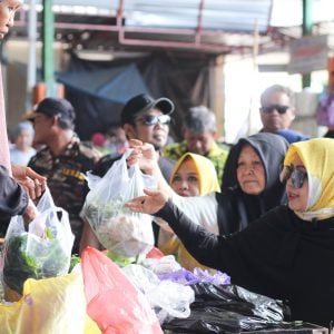 Erat Bersalam Blusukan di Pasar Sumpang, Pedagang Tersentuh hingga Menangis