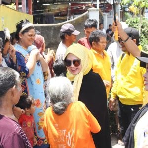 Blusukan di Kebun Sayur, Erat Bersalam Disambut Meriah dengan Sorakan “Nomor 4 Menang-Menang”