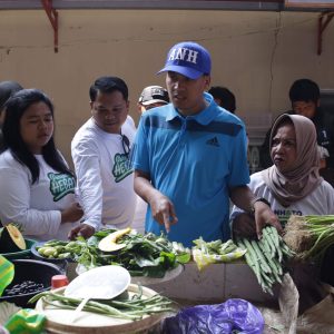 Blusukan di Kelurahan Sumpang, Andi Nurhaldin Disambut Hangat oleh Warga dan Pedagang Ikan