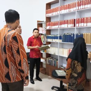 Dispusip Lakukan Pembinaan Perpustakaan di Kejari Mamuju