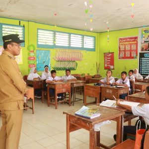 Pj Bupati Takalar Memantau Proses Belajar Siswa SMP 1 Polongbangkeng Utara