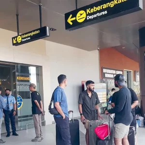 Gunung Lewotobi Laki-Laki Erupsi, Bandara Tutup