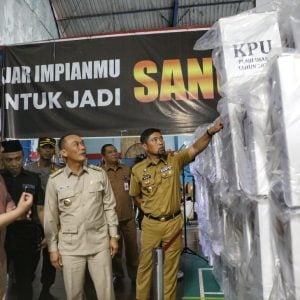 Pjs Walkot  Makassar Bersama Gubernur Sulsel Tinjau Gudang Logistik KPU