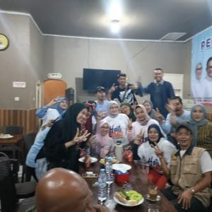 Rehat Sejenak, Husniah Mampir Bercengkrama di Warkop Palangga