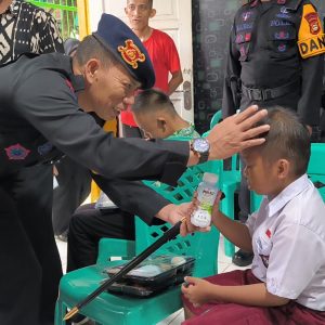 Rayakan HUT ke-79, Brimob Polri Beri Makanan Begrizi bagi Siswa Disabilitas di Parepare