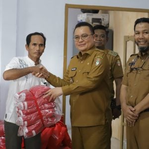 Pemkab Wajo Serahkan Bantuan Korban Bencana