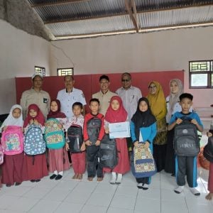 PLN Bantu Peralatan Sekolah Siswa SDN  163 Lalebata 