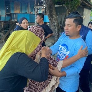 Dekat dengan Rakyat, Tasming-Hermanto Dengar Aspirasi Warga Lompoe dari Rumah ke Rumah