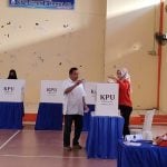 Daeng Manye Mencoblos di  TPS 01  Kelurahan Kalabbirang