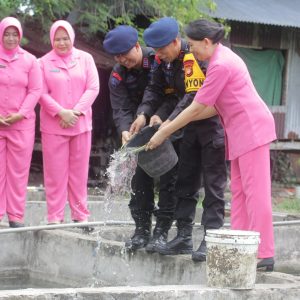 Dukung Ketahanan Pangan, Batalyon B Pelopor Satbrimob Polda Sulsel Tebar Ribuan Bibit Lele