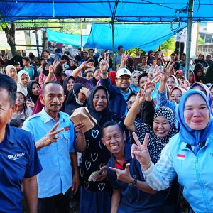 Di Tengah Guyuran Hujan, Darmawangsyah Muin Blusukan di Perumahan Desa Bontoala