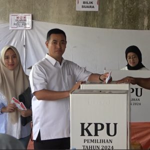 Bareng Istri, Bupati MYL Pemilih Pertama di TPS 004 Mappasaile