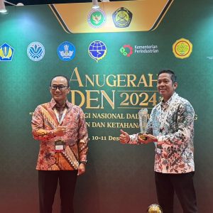 Pj Gubernur Prof Zudan Terima Penghargaan DEN 2024, Sulsel Terbaik dalam Mendorong Transisi Energi dan Optimalkan EBT