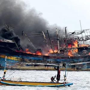 Kapal Terbakar di Ketapang Banyuwangi Terseret sampai Selat Bali